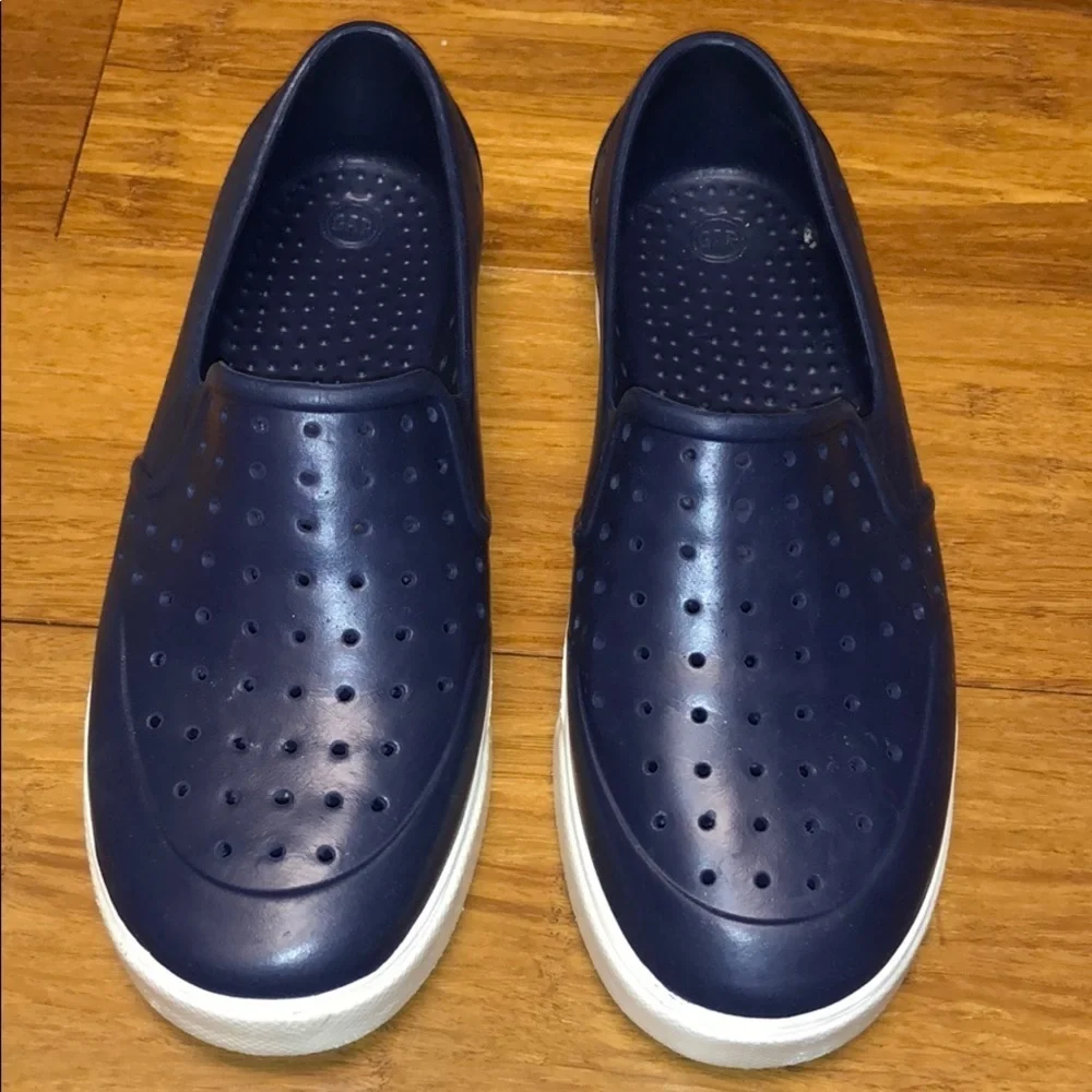 GAP boys navy and white water shoes size 1/2